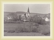 Blick zu Pfarrkirche von Hahlen aus um 1965 rechts im Bild Altgebäude Mielen * 1732 x 1216 * (859KB)
